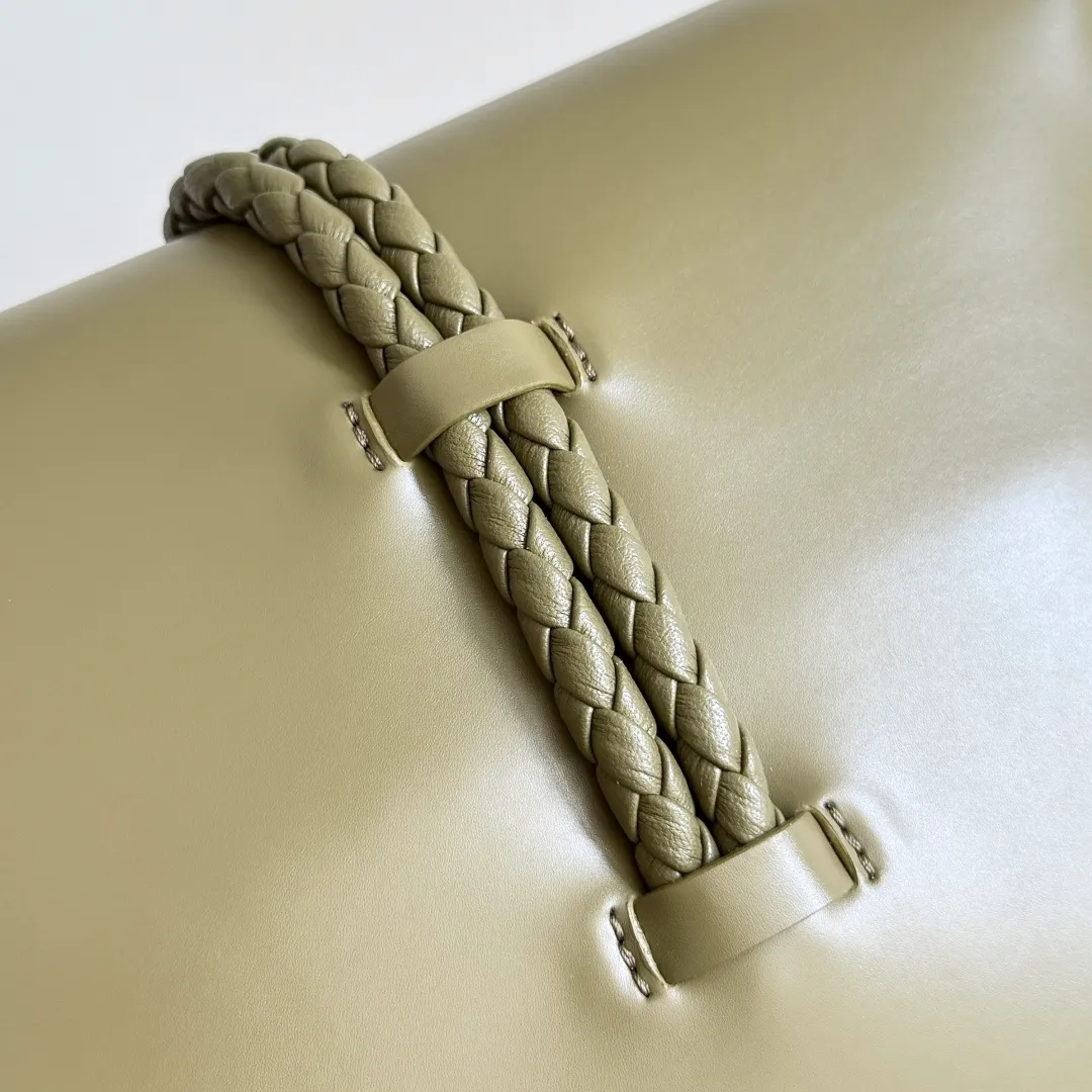 Batch 1520 Inspired by the 1970s, the Bottega Veneta women's logo shoulder bag has a smooth leather surface that brings a clean and handsome feel, just like the neatness and tenacity of a working woman. The front buckle has high-quality hardware pendant body, the overall retro elegance, and the excellent leather feels soft. This Bottega Veneta series can be described as beautiful, weakening the complexity of the outfit, not competing for it, and only using the best quality to interpret itself. Style number: 806030 (small size) Size: 27*16*6cm